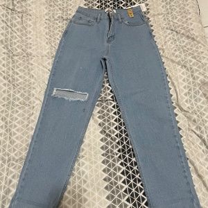 Super cute mom jeans, light washed and distressed